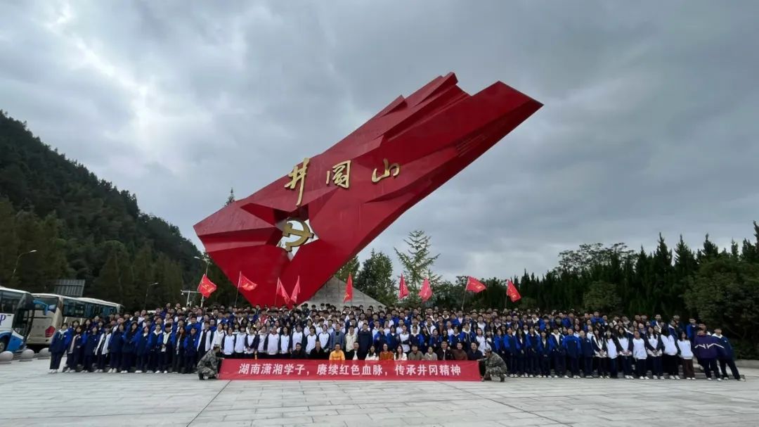 灯塔的光芒穿越时空，照亮了我们的心灵：恒定学子研学之旅